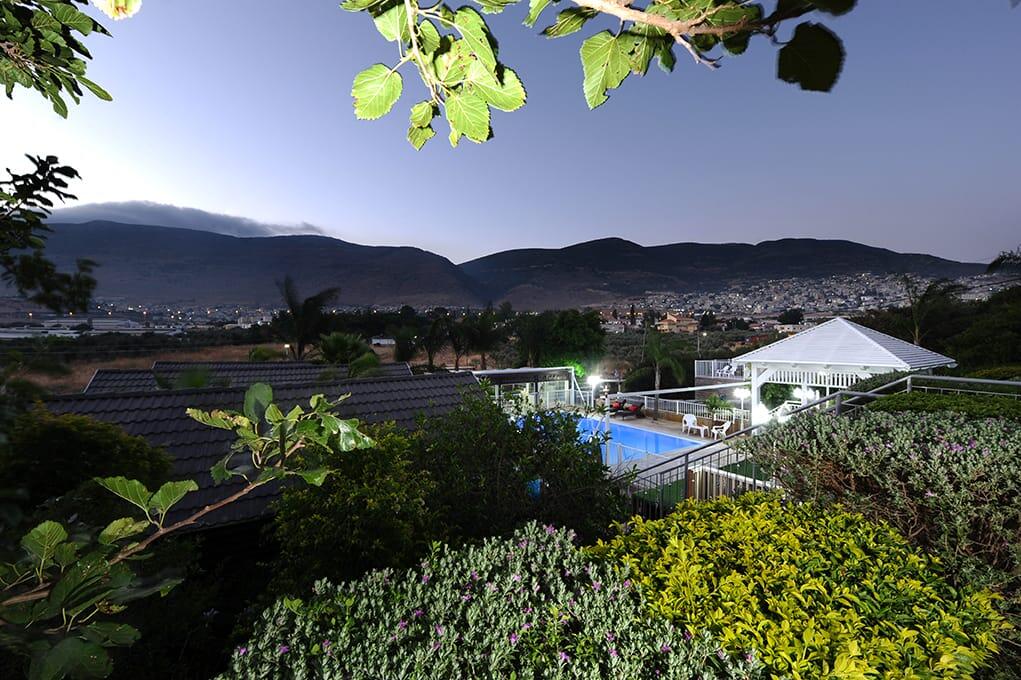 המתחם החיצוני - חוויה באופוריה - מתחם חדרים לפי שעה בשזור 16378