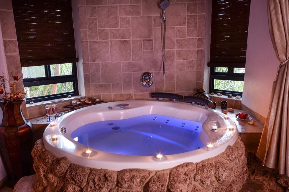 סוויטת הפנינה - אהבה במושבה - מתחם צימרים דיסקרטיים מפנק במיוחד, 3 צימרים עם ג'קוזי רומנטי, מיטה זוגית ועוד... 70010