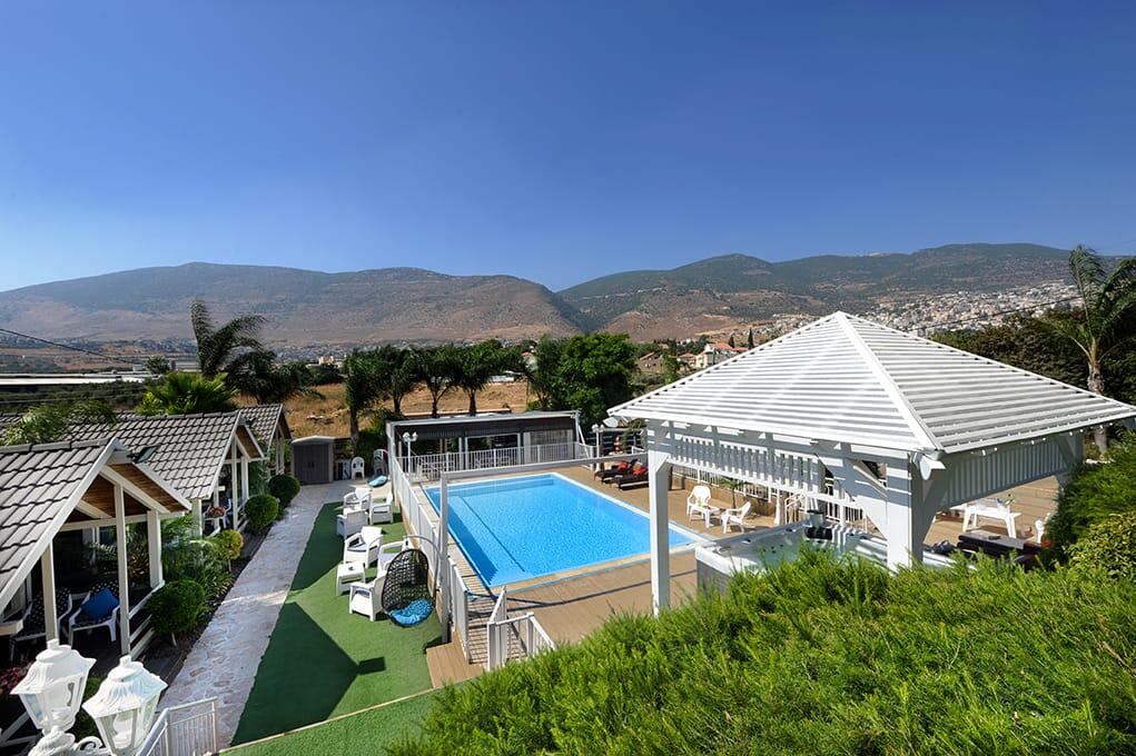 המתחם החיצוני - חוויה באופוריה - מתחם חדרים לפי שעה בשזור 16356