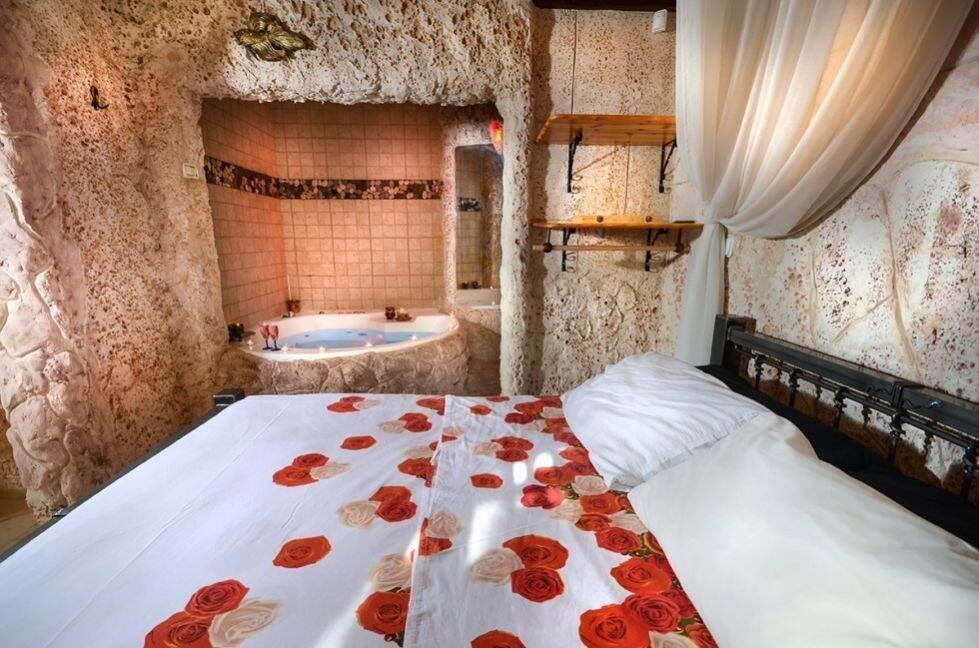 מערת האהבה - אהבה במושבה - מתחם צימרים דיסקרטיים מפנק במיוחד, 3 צימרים עם ג'קוזי רומנטי, מיטה זוגית ועוד... 69992