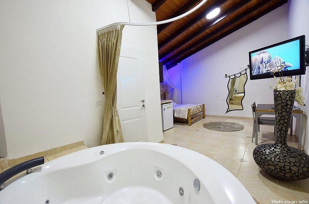 סוויטת הפנינה - אהבה במושבה - מתחם צימרים דיסקרטיים מפנק במיוחד, 3 צימרים עם ג'קוזי רומנטי, מיטה זוגית ועוד... 70005