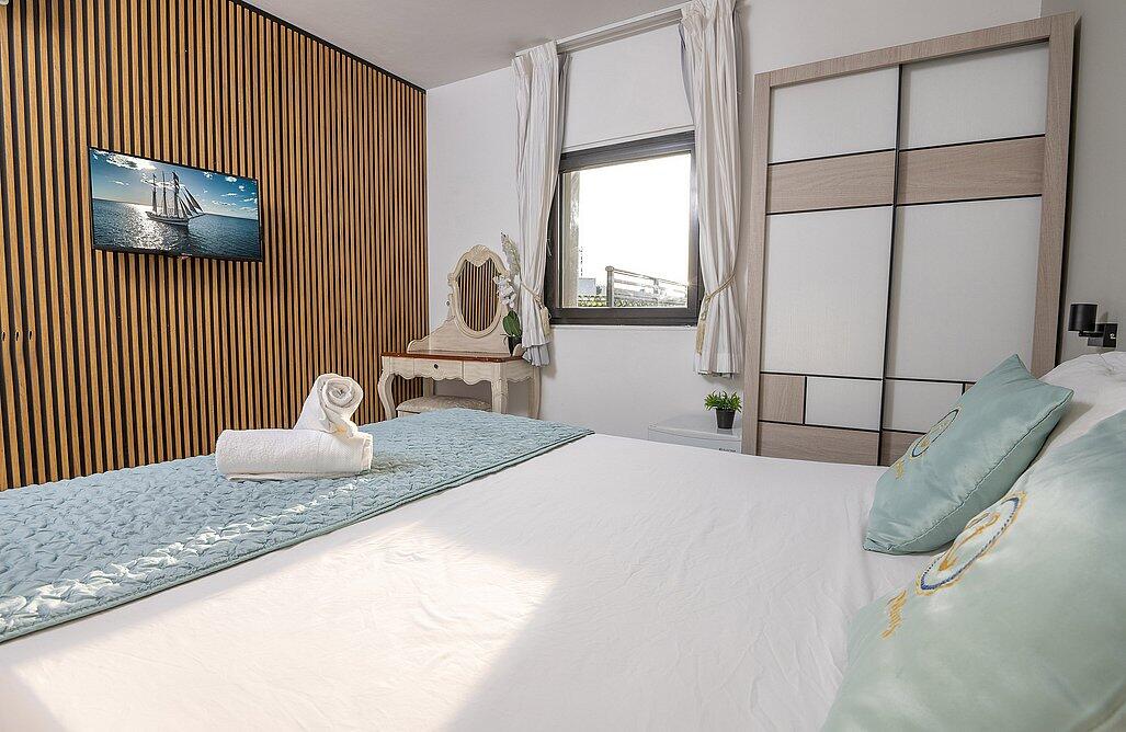 דירת אירוח זוגית עם גקוזי במרפסת - סוויטות תל אביב ריזורט - חדרי אירוח פרטיים במרכז העיר 147716