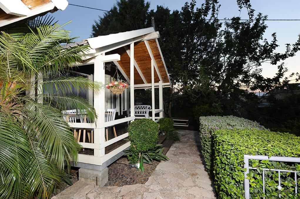 המתחם החיצוני - חוויה באופוריה - מתחם חדרים לפי שעה בשזור 16381