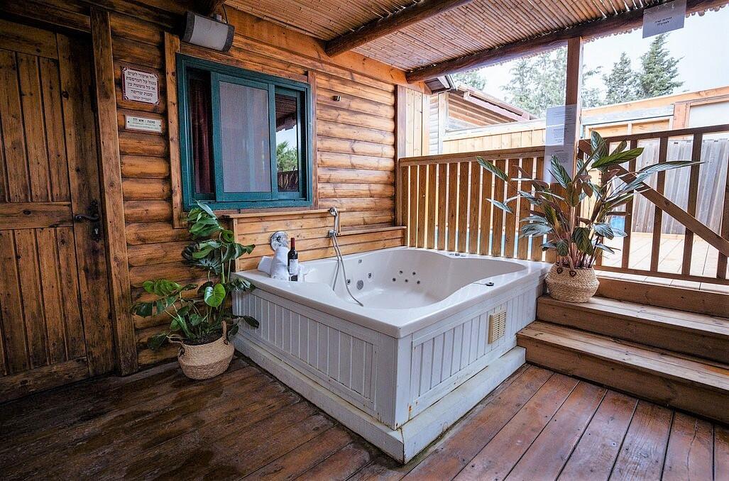 צימרים עם בריכה וג'קוזי פרטי - נווה בר - מלון בוטיק בכפר - 5 בקתות עץ ו 5 סוויטות בנווה מבטח - צימרים VIP 89135