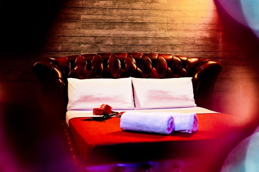 49 גוונים של אדום - סיטי ספא חדרים מפקים לאירוח  - zimmervip 106339