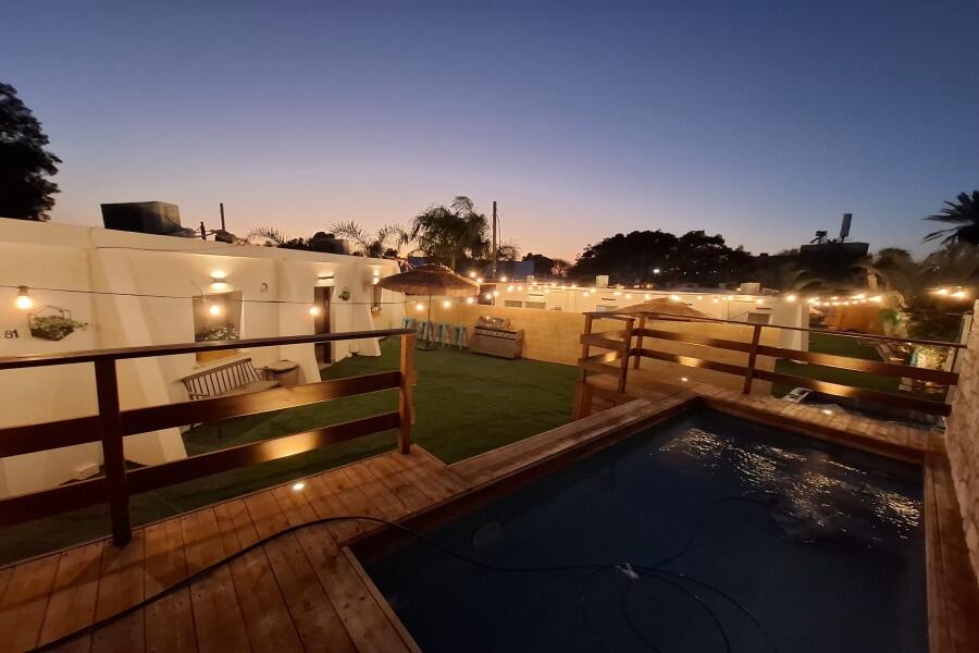 מתחם חיצוני בריכה וג'קוזי - כפר הים נתניה - אירוח שעתי אינטימי בסוויטות 155443