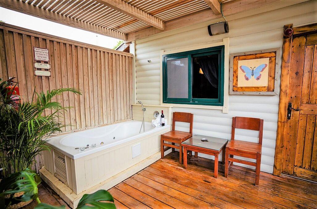 צימרים עם ג'קוזי פרטי - נווה בר - מלון בוטיק בכפר - 5 בקתות עץ ו 5 סוויטות בנווה מבטח - צימרים VIP 89101