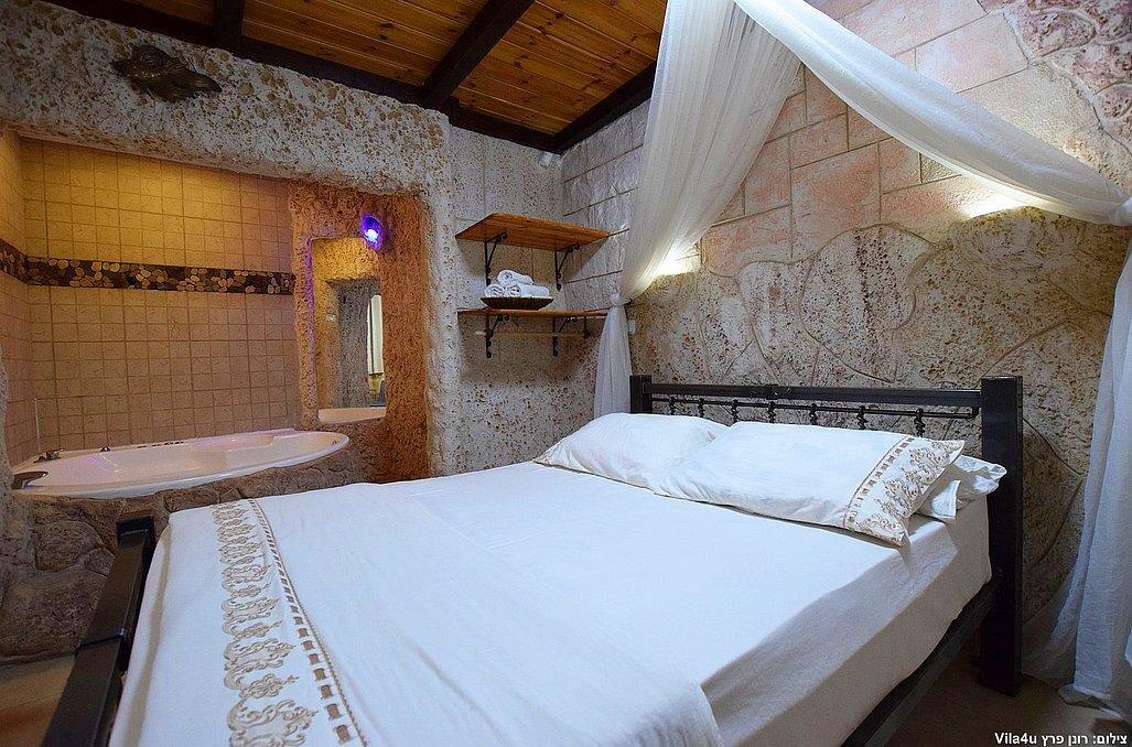 מערת האהבה - אהבה במושבה - מתחם צימרים דיסקרטיים מפנק במיוחד, 3 צימרים עם ג'קוזי רומנטי, מיטה זוגית ועוד... 69986