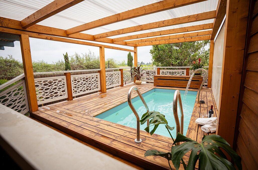 צימרים עם בריכה וג'קוזי פרטי - נווה בר - מלון בוטיק בכפר - 5 בקתות עץ ו 5 סוויטות בנווה מבטח - צימרים VIP 89144