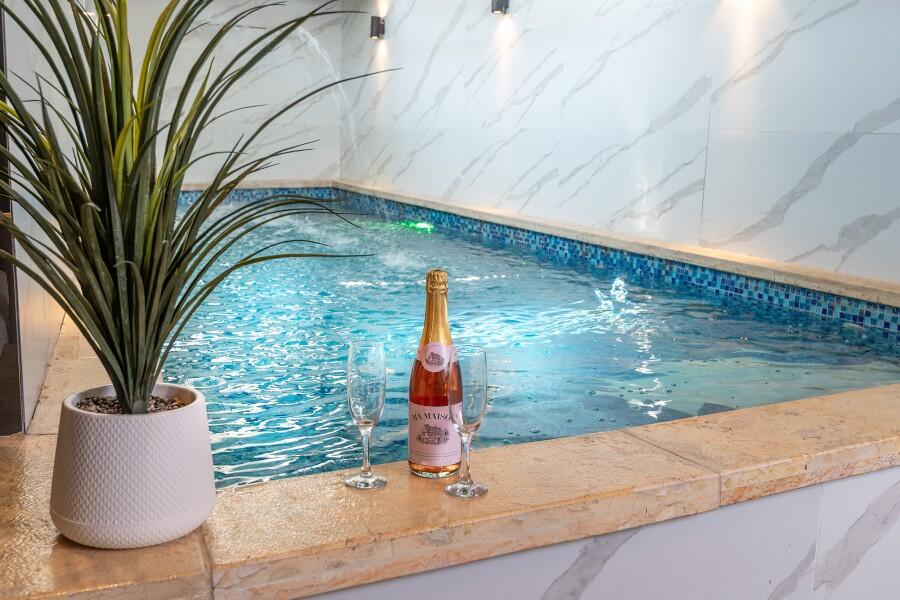 סוויטת בריכה פרטית לזוגות - לאגו סוויט ירושלים - אירוח שעתי מפנק - צימרים VIP 107815