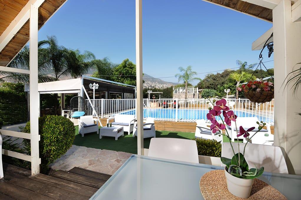 המתחם החיצוני - חוויה באופוריה - מתחם חדרים לפי שעה בשזור 16354