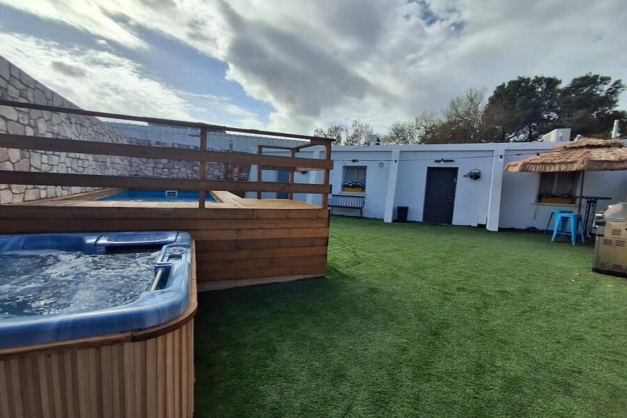 מתחם חיצוני בריכה וג'קוזי - כפר הים נתניה - אירוח שעתי אינטימי בסוויטות 155430