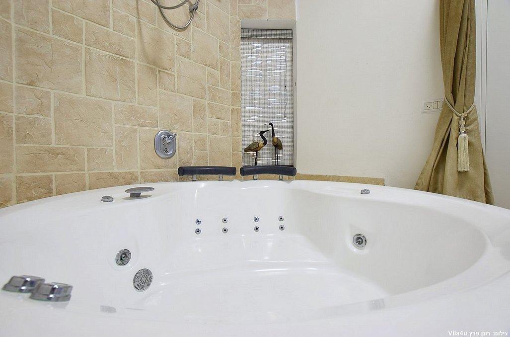 סוויטת הפנינה - אהבה במושבה - מתחם צימרים דיסקרטיים מפנק במיוחד, 3 צימרים עם ג'קוזי רומנטי, מיטה זוגית ועוד... 69998