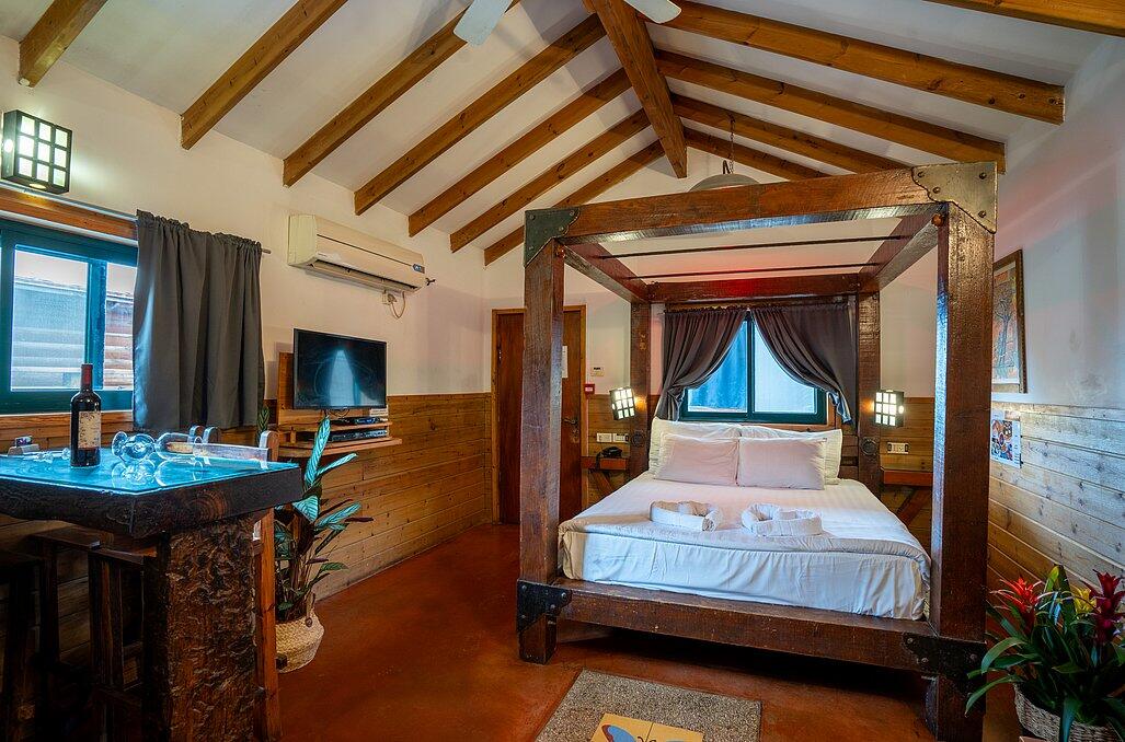 צימרים עם ג'קוזי פרטי - נווה בר - מלון בוטיק בכפר - 5 בקתות עץ ו 5 סוויטות בנווה מבטח - צימרים VIP 89099