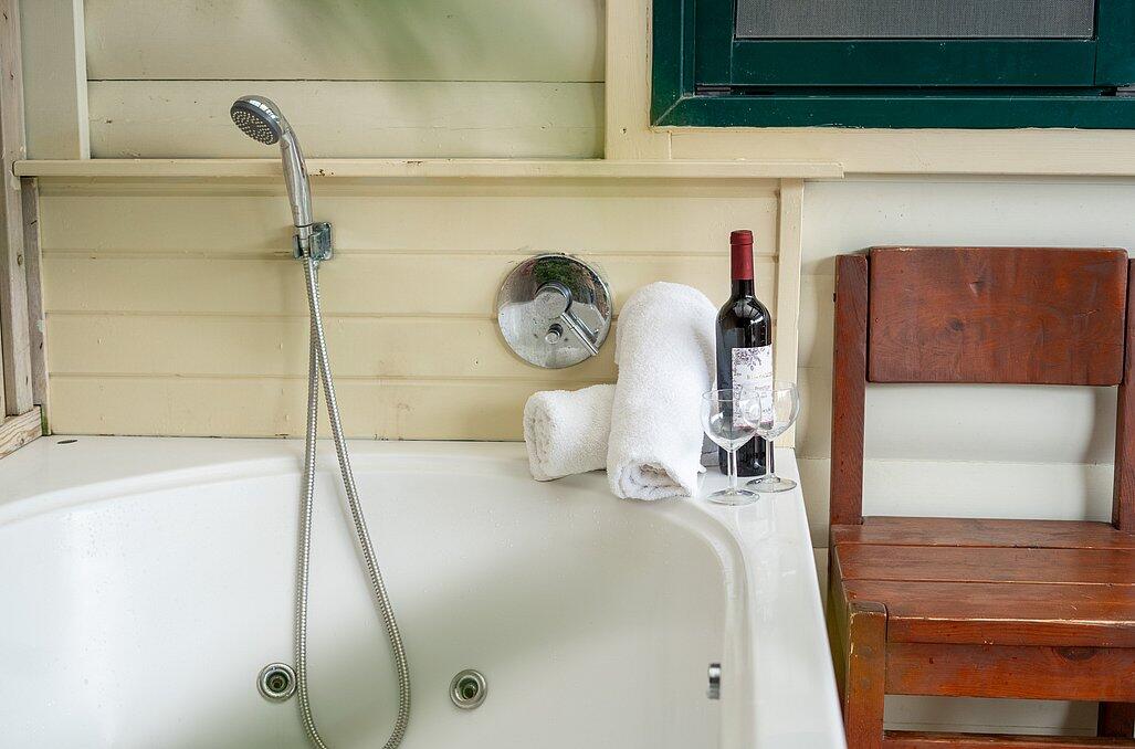 צימרים עם ג'קוזי פרטי - נווה בר - מלון בוטיק בכפר - 5 בקתות עץ ו 5 סוויטות בנווה מבטח - צימרים VIP 89103