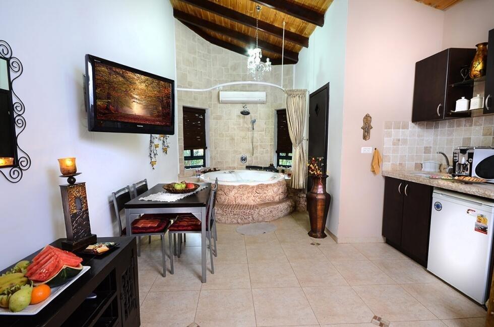 סוויטת הפנינה - אהבה במושבה - מתחם צימרים דיסקרטיים מפנק במיוחד, 3 צימרים עם ג'קוזי רומנטי, מיטה זוגית ועוד... 70009