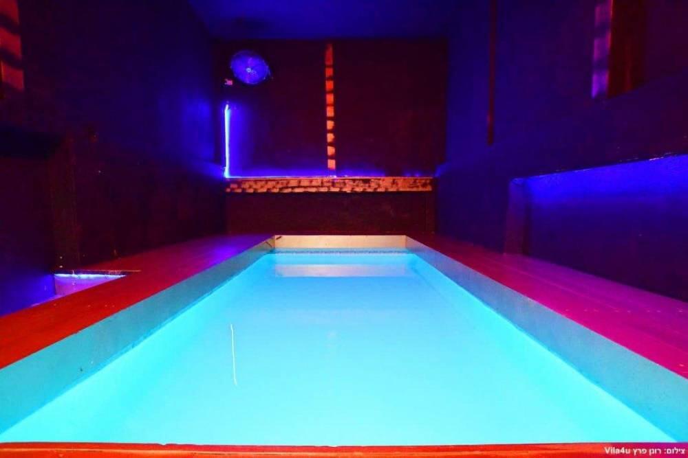 מתחם הבריכה והג'קוזי - וילה 117 - אירוח מפנק לזוגות בתל אביב 122085