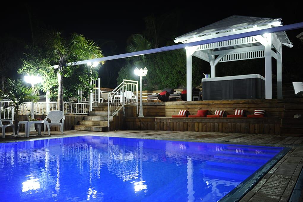 המתחם החיצוני - חוויה באופוריה - מתחם חדרים לפי שעה בשזור 16374