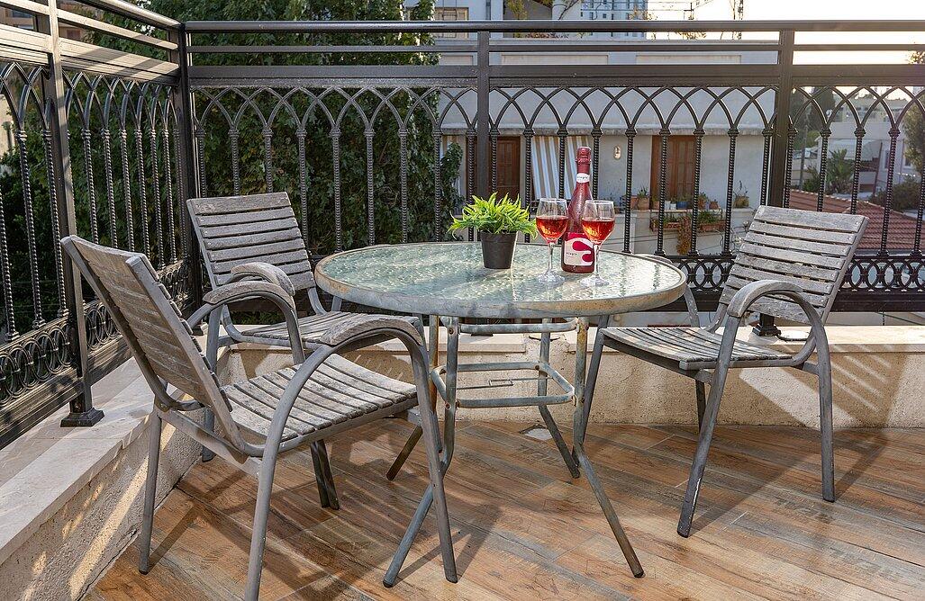 דירת אירוח זוגית עם גקוזי במרפסת - סוויטות תל אביב ריזורט - חדרי אירוח פרטיים במרכז העיר 147721