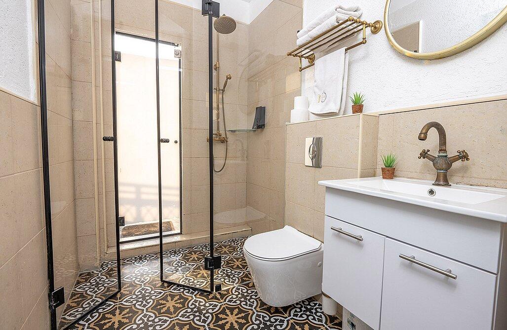 דירת אירוח זוגית עם גקוזי במרפסת - סוויטות תל אביב ריזורט - חדרי אירוח פרטיים במרכז העיר 147718