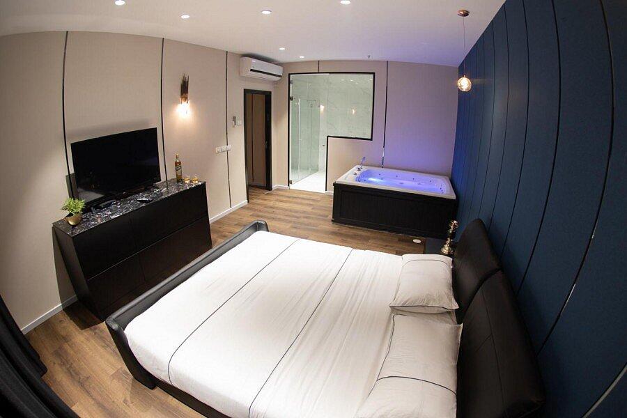 סוויטת רויאל ג'קוזי וסלון - Royal Hotel - סוויטות מפנקות להשכרה לפי שעה במרכז 147894