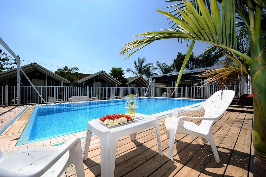 המתחם החיצוני - חוויה באופוריה - מתחם חדרים לפי שעה בשזור 16359