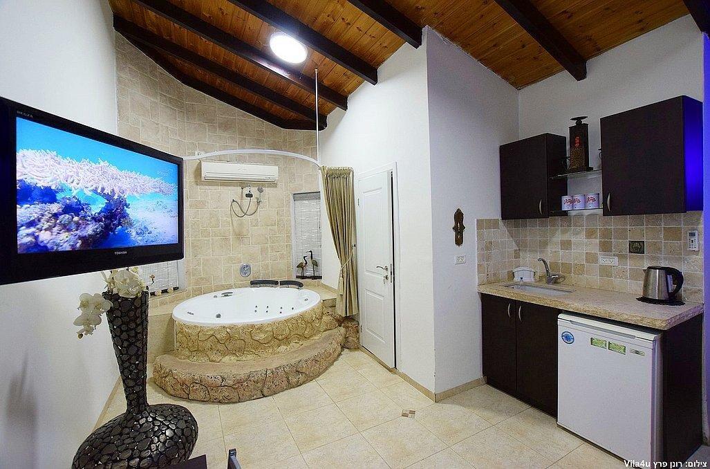 סוויטת הפנינה - אהבה במושבה - מתחם צימרים דיסקרטיים מפנק במיוחד, 3 צימרים עם ג'קוזי רומנטי, מיטה זוגית ועוד... 70002