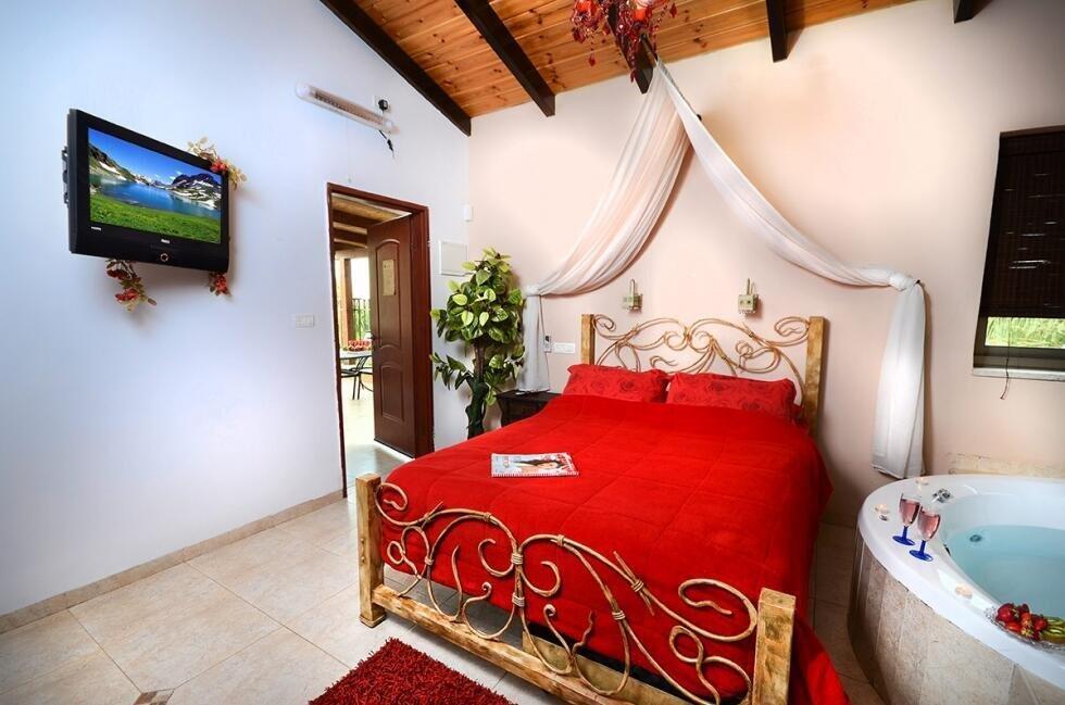 הסוויטה האדומה - אהבה במושבה - מתחם צימרים דיסקרטיים מפנק במיוחד, 3 צימרים עם ג'קוזי רומנטי, מיטה זוגית ועוד... 70018