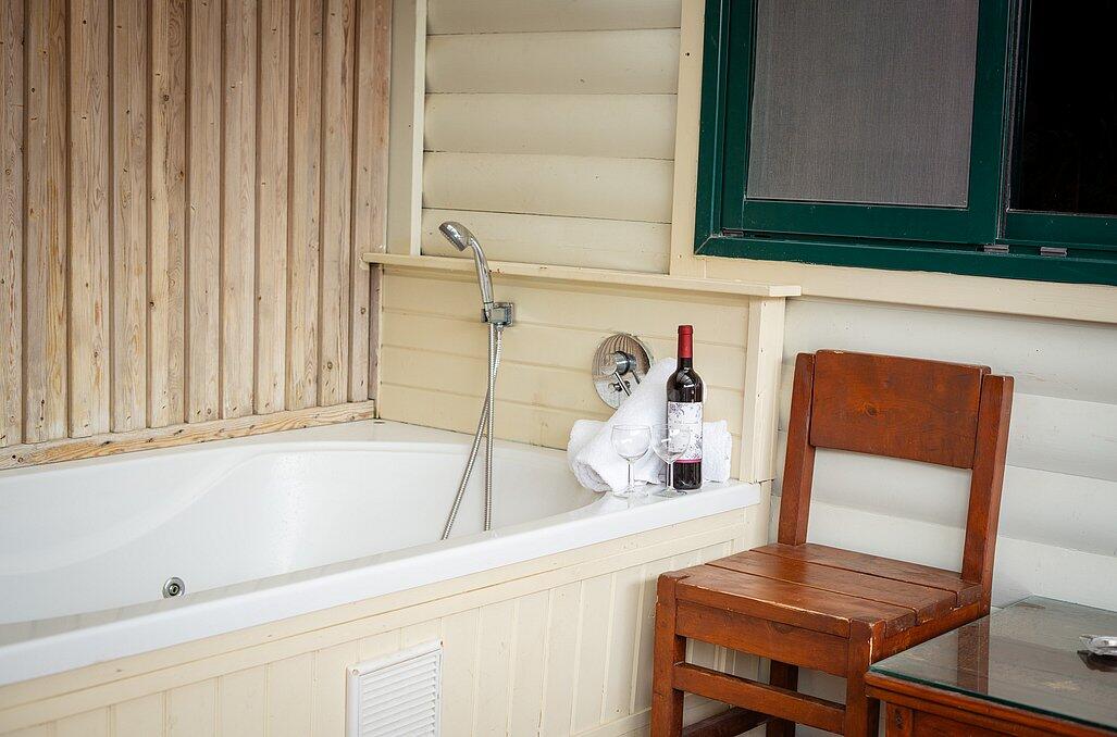 צימרים עם ג'קוזי פרטי - נווה בר - מלון בוטיק בכפר - 5 בקתות עץ ו 5 סוויטות בנווה מבטח - צימרים VIP 89102