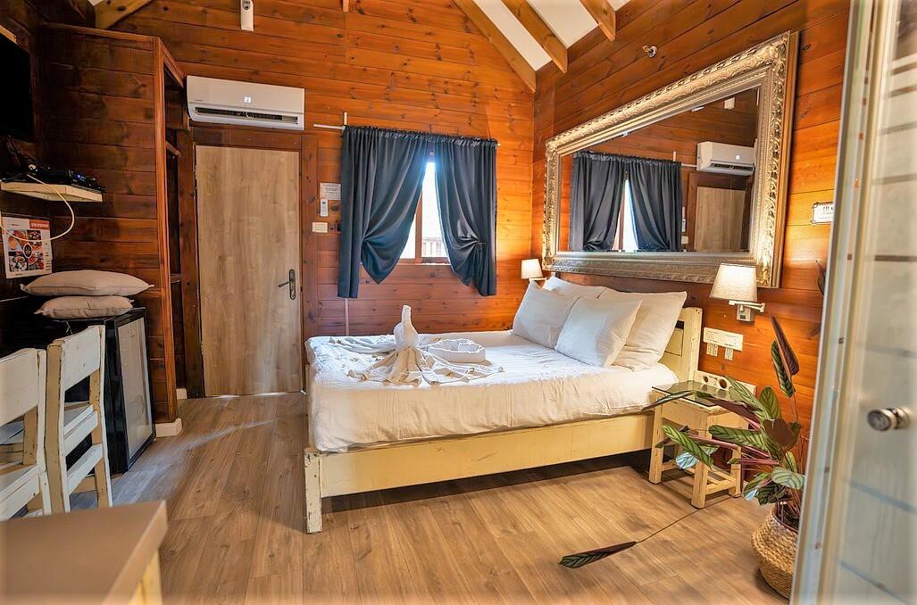 צימרים עם ג'קוזי פרטי - נווה בר - מלון בוטיק בכפר - 5 בקתות עץ ו 5 סוויטות בנווה מבטח - צימרים VIP 89116