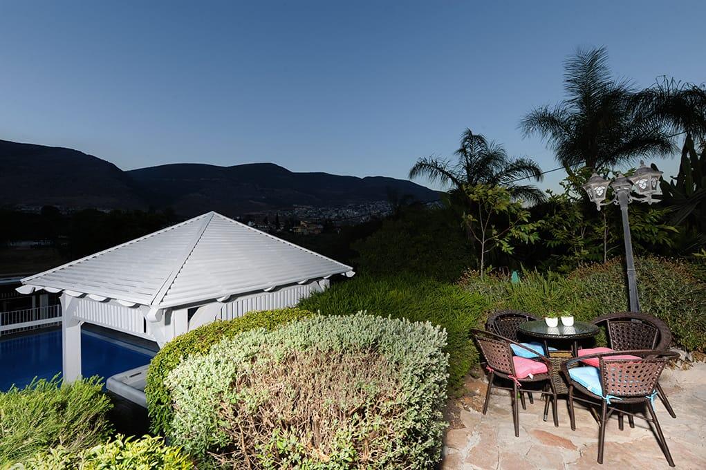 המתחם החיצוני - חוויה באופוריה - מתחם חדרים לפי שעה בשזור 16351