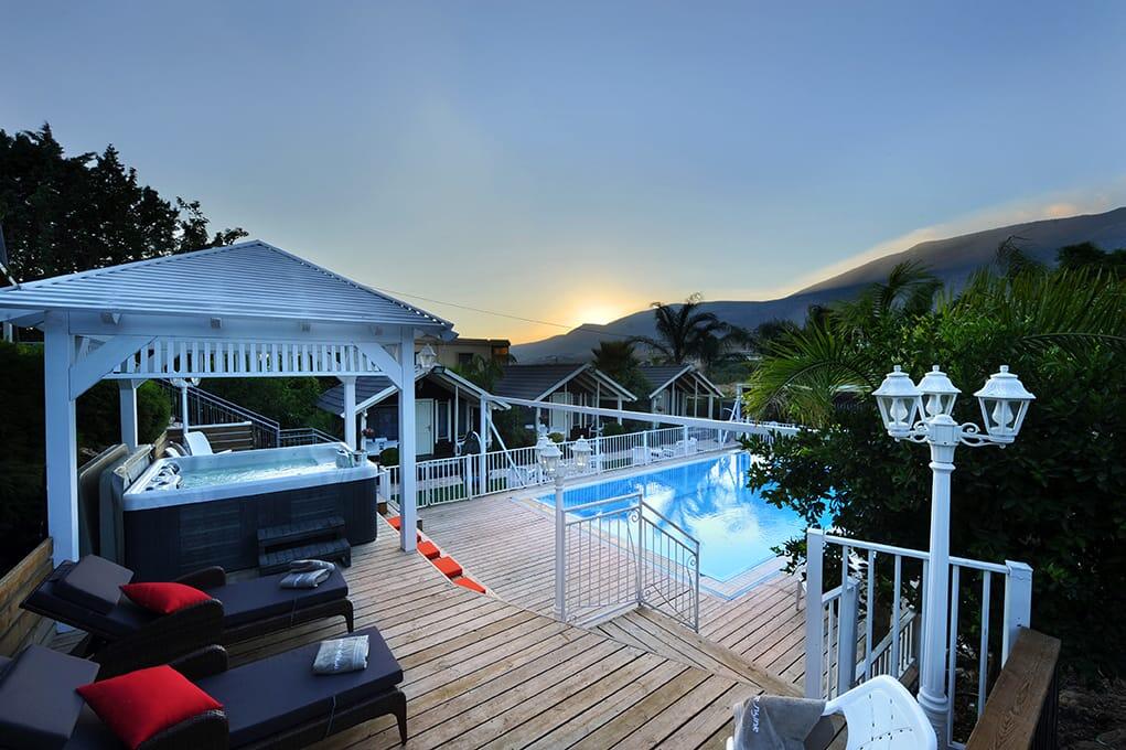 המתחם החיצוני - חוויה באופוריה - מתחם חדרים לפי שעה בשזור 16360