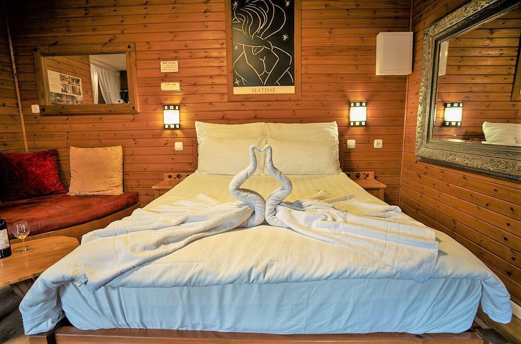 צימרים עם ג'קוזי פרטי - נווה בר - מלון בוטיק בכפר - 5 בקתות עץ ו 5 סוויטות בנווה מבטח - צימרים VIP 89111