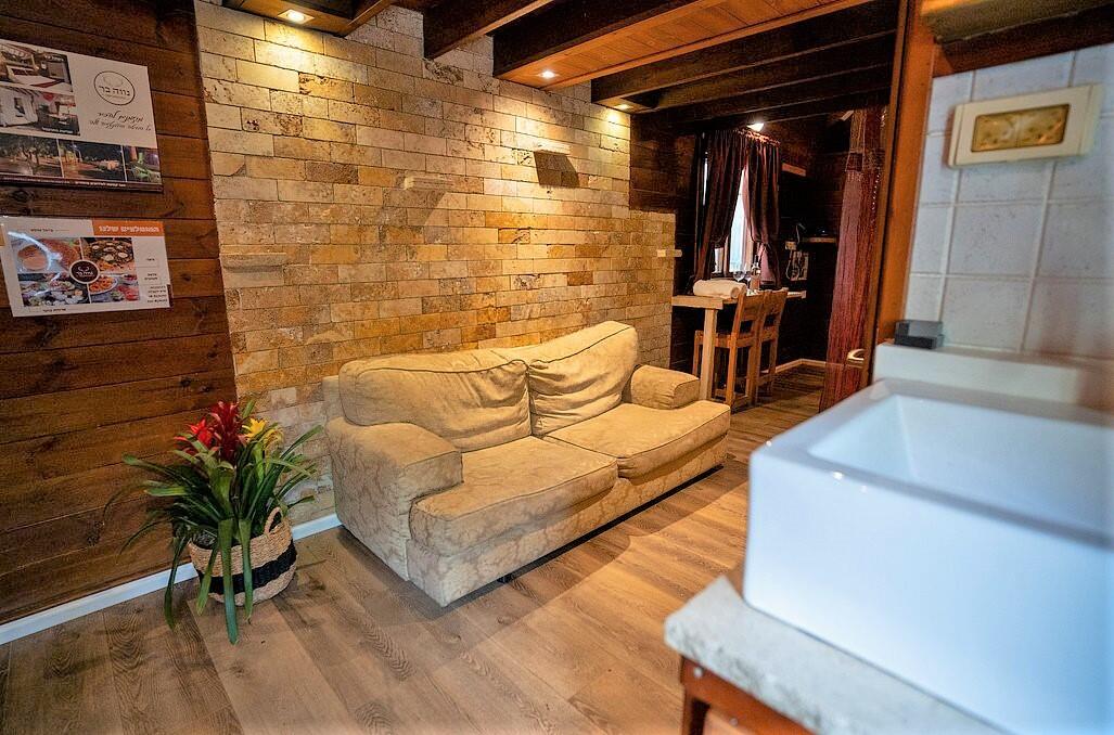 צימרים עם ג'קוזי פרטי - נווה בר - מלון בוטיק בכפר - 5 בקתות עץ ו 5 סוויטות בנווה מבטח - צימרים VIP 89126