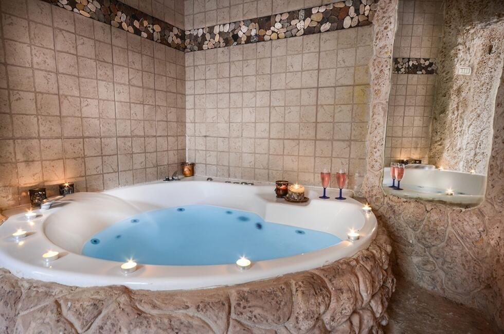 מערת האהבה - אהבה במושבה - מתחם צימרים דיסקרטיים מפנק במיוחד, 3 צימרים עם ג'קוזי רומנטי, מיטה זוגית ועוד... 69989