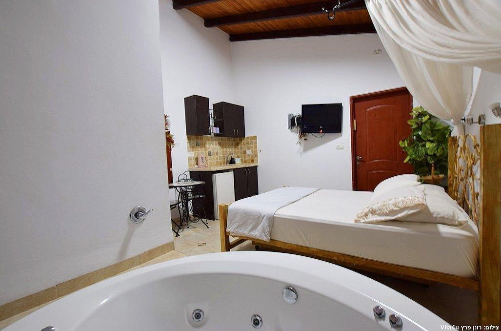 הסוויטה האדומה - אהבה במושבה - מתחם צימרים דיסקרטיים מפנק במיוחד, 3 צימרים עם ג'קוזי רומנטי, מיטה זוגית ועוד... 70011