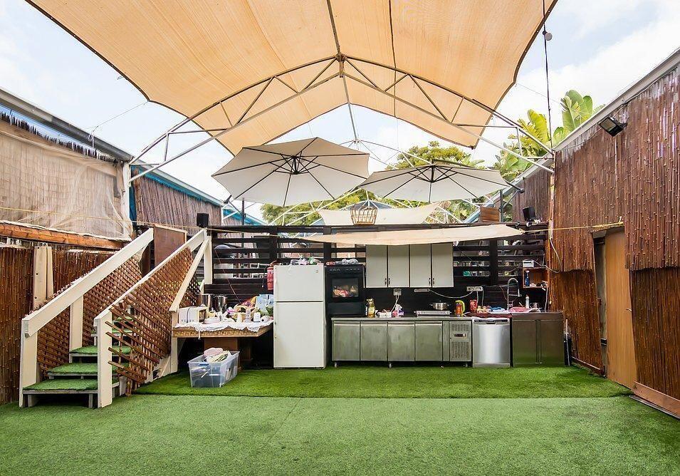 חצר ובריכה - ויליג קומפלקס - אירוח זוגי ודיסקרטי בניר בנים 121813