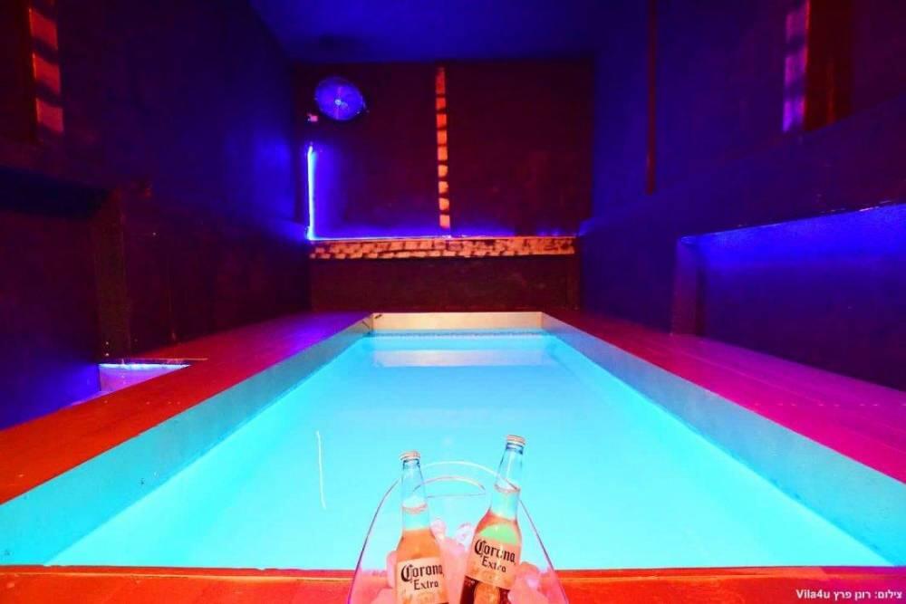 מתחם הבריכה והג'קוזי - וילה 117 - אירוח מפנק לזוגות בתל אביב 122087