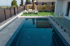 , כינר סוויטות יוקרה - בריכה בנויה